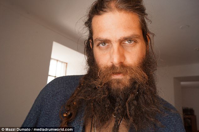 Σύρος εκατομμυριούχος δώρισε την περιουσία του ύψους 3 εκατ. ευρώ -Τώρα ζει σε βαν [εικόνες] | iefimerida.gr 7