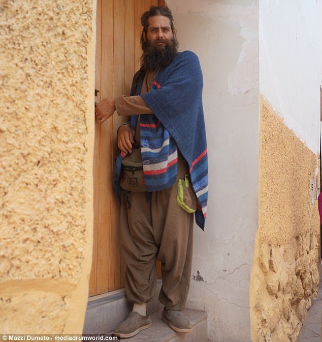 Σύρος εκατομμυριούχος δώρισε την περιουσία του ύψους 3 εκατ. ευρώ -Τώρα ζει σε βαν [εικόνες] | iefimerida.gr 3