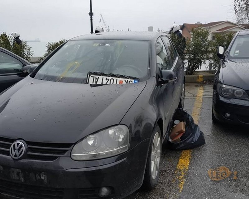 Αυγά στο παρμπρίζ και ξηλωμένη πινακίδα / Φωτογραφία: seleo