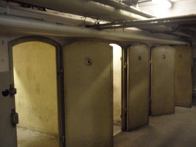 Το τείχος της αγάπης και της απόγνωσης - Τα συγκινητικά τελευταία λόγια που «έγδαραν» στους τοίχους οι φυλακισμένοι της Γκεστάπο [εικόνες] | iefimerida.gr 1