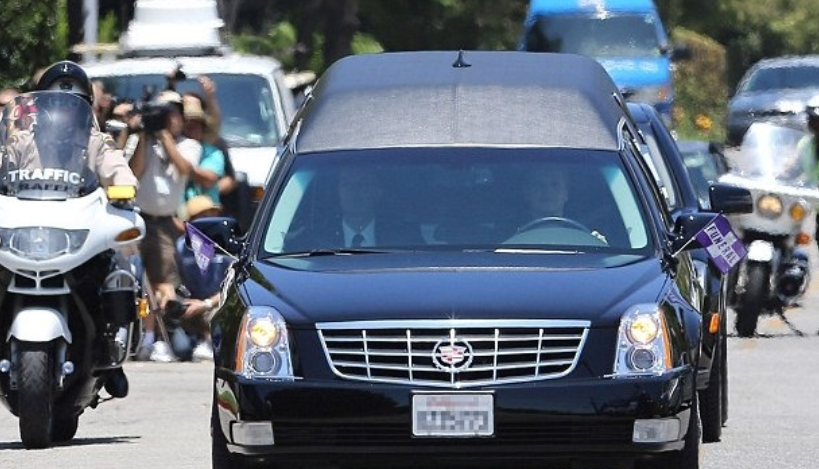 Η κηδεία του Σεϊτζ Σταλόνε - Συντετριμμένος ο γνωστός ηθοποιός [εικόνες] | iefimerida.gr 3