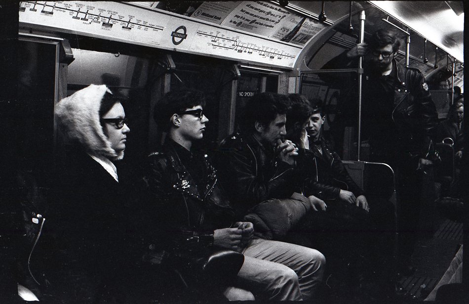 Ρόκερς στο underground τραίνο του Λονδίνου. Χαρακτηριστικό τους, τα δερμάτινα μπουφάν με τα καρφιά. Φωτ Σίμος Τσαπνίδης, Λονδίνο 1966