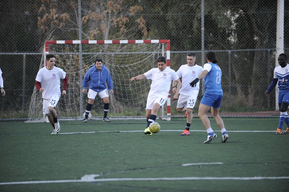 Ο Μητσοτάκης έπαιξε ποδόσφαιρο με τον γιο του κόντρα στην Εθνική Αστέγων [εικόνες] | iefimerida.gr 0