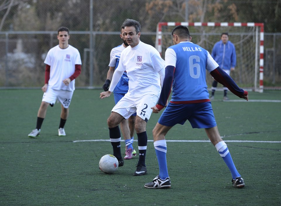 Ο Μητσοτάκης έπαιξε ποδόσφαιρο με τον γιο του κόντρα στην Εθνική Αστέγων [εικόνες] | iefimerida.gr 1