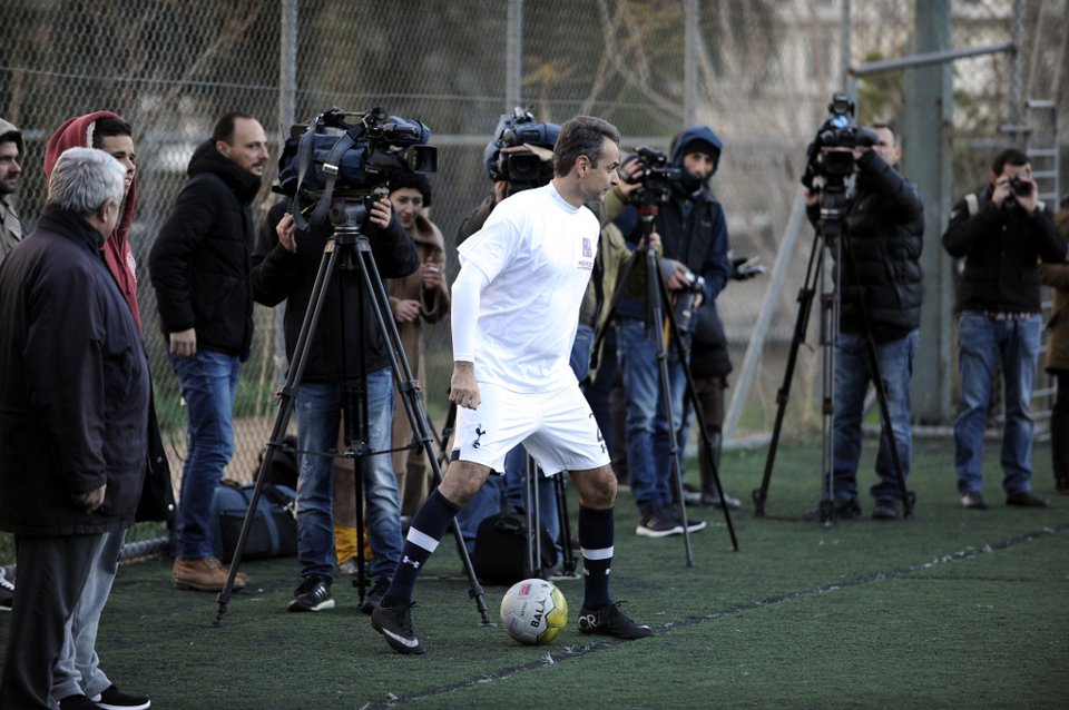 Ο Μητσοτάκης έπαιξε ποδόσφαιρο με τον γιο του κόντρα στην Εθνική Αστέγων [εικόνες] | iefimerida.gr 2