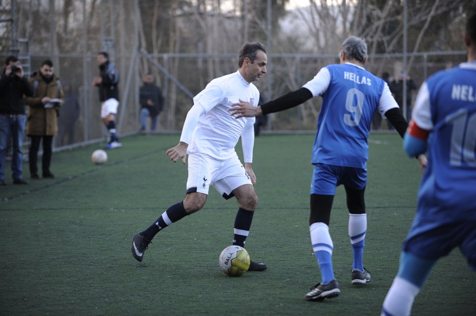 Ο Μητσοτάκης έπαιξε ποδόσφαιρο με τον γιο του κόντρα στην Εθνική Αστέγων [εικόνες] | iefimerida.gr 3