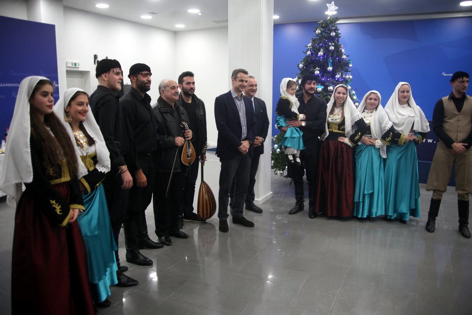 Παιδικά χαμόγελα, ρακές και χοροί στη ΝΔ -Είπαν τα κάλαντα στον Κυριάκο Μητσοτάκη [εικόνες]  | iefimerida.gr 4