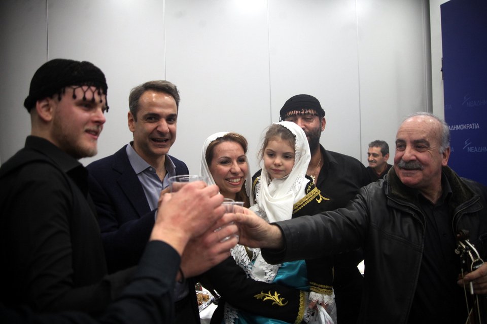 Παιδικά χαμόγελα, ρακές και χοροί στη ΝΔ -Είπαν τα κάλαντα στον Κυριάκο Μητσοτάκη [εικόνες]  | iefimerida.gr 3