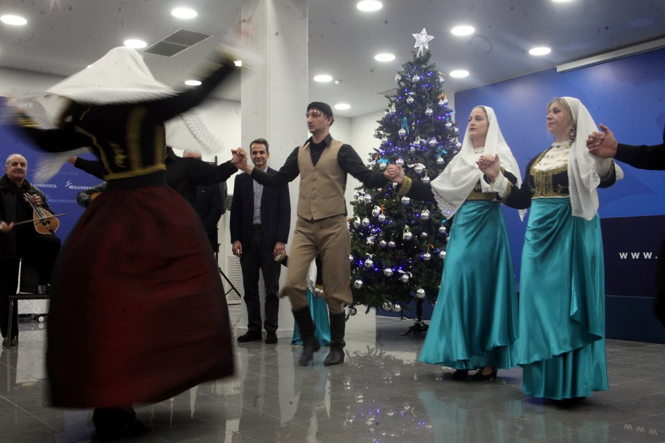 Παιδικά χαμόγελα, ρακές και χοροί στη ΝΔ -Είπαν τα κάλαντα στον Κυριάκο Μητσοτάκη [εικόνες]  | iefimerida.gr 2