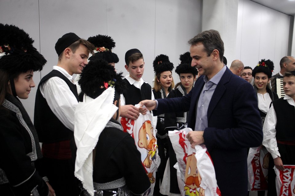 Παιδικά χαμόγελα, ρακές και χοροί στη ΝΔ -Είπαν τα κάλαντα στον Κυριάκο Μητσοτάκη [εικόνες]  | iefimerida.gr 1