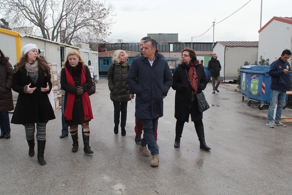 Στους πρόσφυγες του Ελαιώνα ο Θεοδωράκης: Προσέφερε δώρα και έπαιξε με τα παιδιά [εικόνες]  | iefimerida.gr 4