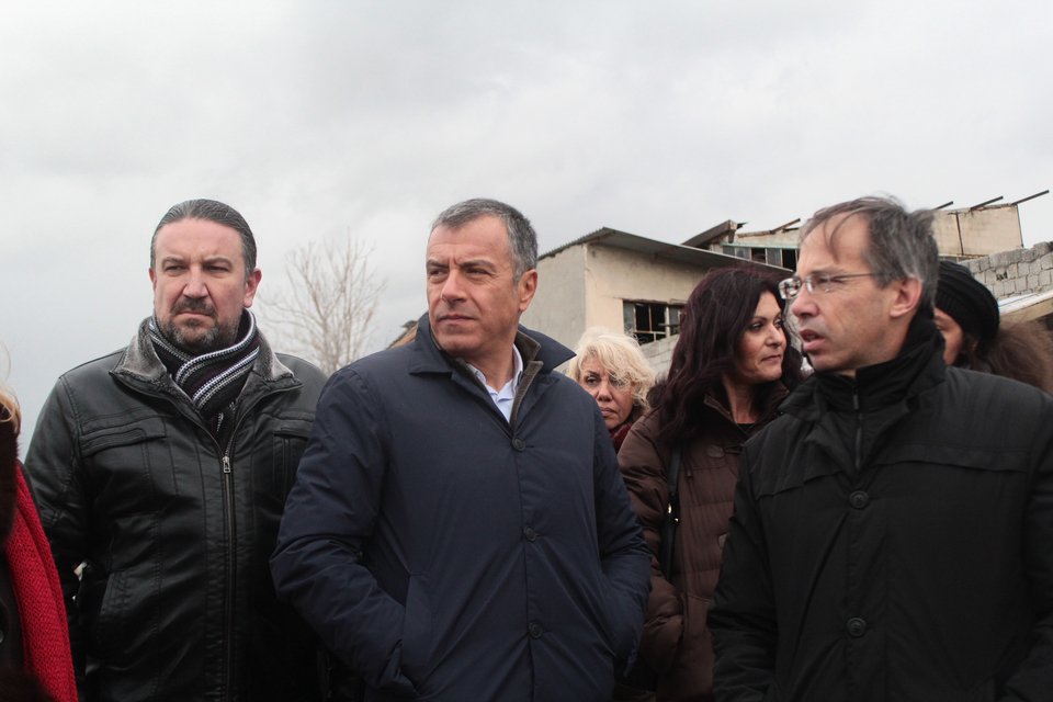 Στους πρόσφυγες του Ελαιώνα ο Θεοδωράκης: Προσέφερε δώρα και έπαιξε με τα παιδιά [εικόνες]  | iefimerida.gr 0