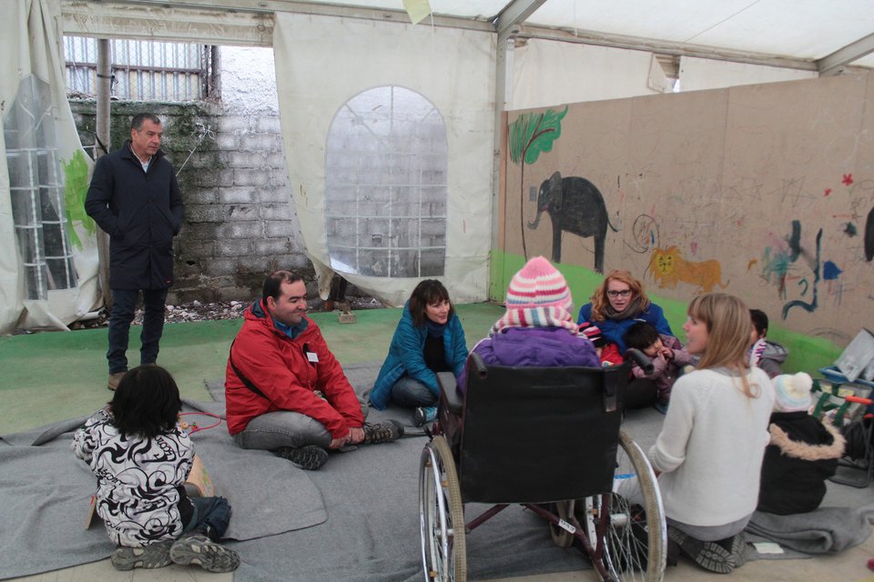 Στους πρόσφυγες του Ελαιώνα ο Θεοδωράκης: Προσέφερε δώρα και έπαιξε με τα παιδιά [εικόνες]  | iefimerida.gr 3