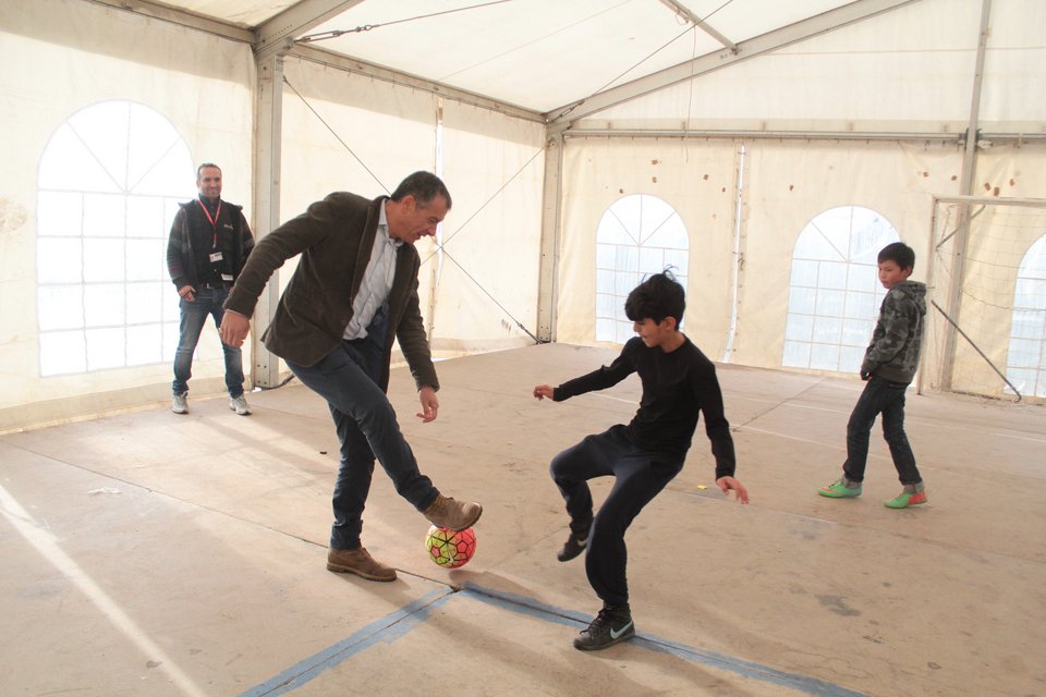 Στους πρόσφυγες του Ελαιώνα ο Θεοδωράκης: Προσέφερε δώρα και έπαιξε με τα παιδιά [εικόνες]  | iefimerida.gr 2