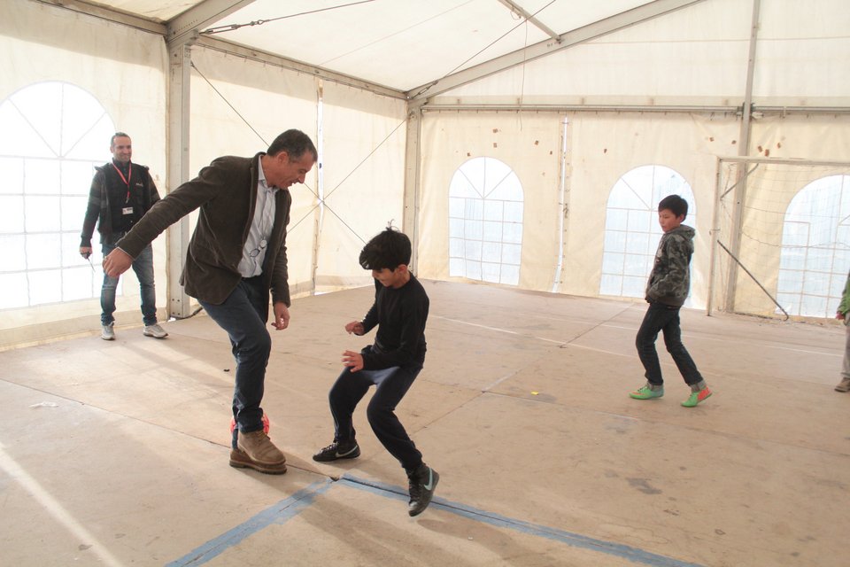 Στους πρόσφυγες του Ελαιώνα ο Θεοδωράκης: Προσέφερε δώρα και έπαιξε με τα παιδιά [εικόνες]  | iefimerida.gr 1