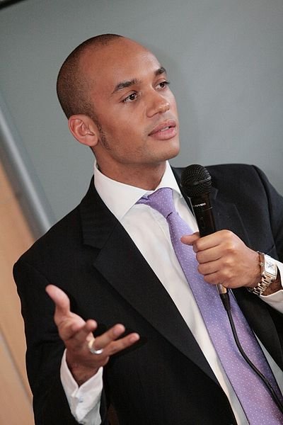 Ομούνα: Eίναι ντι-τζει, δικηγόρος, μαύρος και φαβορί για την ηγεσία των Εργατικών | iefimerida.gr 0