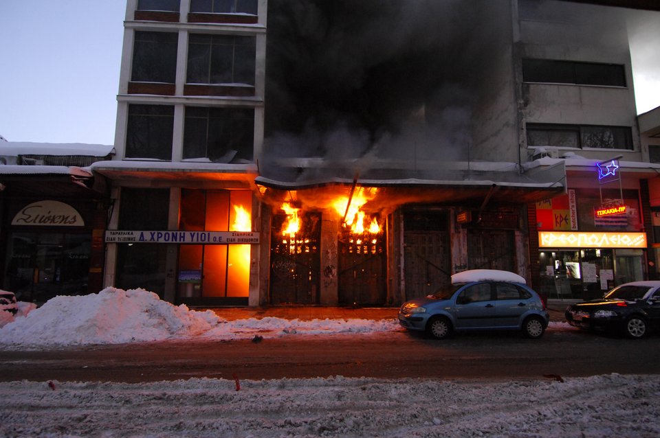 Φωτιά σε κατάστημα στο κέντρο των Τρικάλων [εικόνες & βίντεο] | iefimerida.gr 5