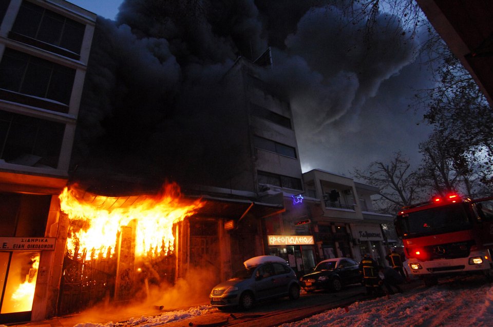 Φωτιά σε κατάστημα στο κέντρο των Τρικάλων [εικόνες & βίντεο] | iefimerida.gr 4