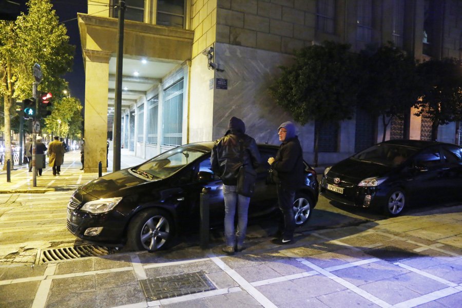 Δεν βρέθηκαν εκρηκτικά έξω από την Τράπεζα της Ελλάδας -Ανοιχτή η Ομήρου [εικόνες] | iefimerida.gr 2