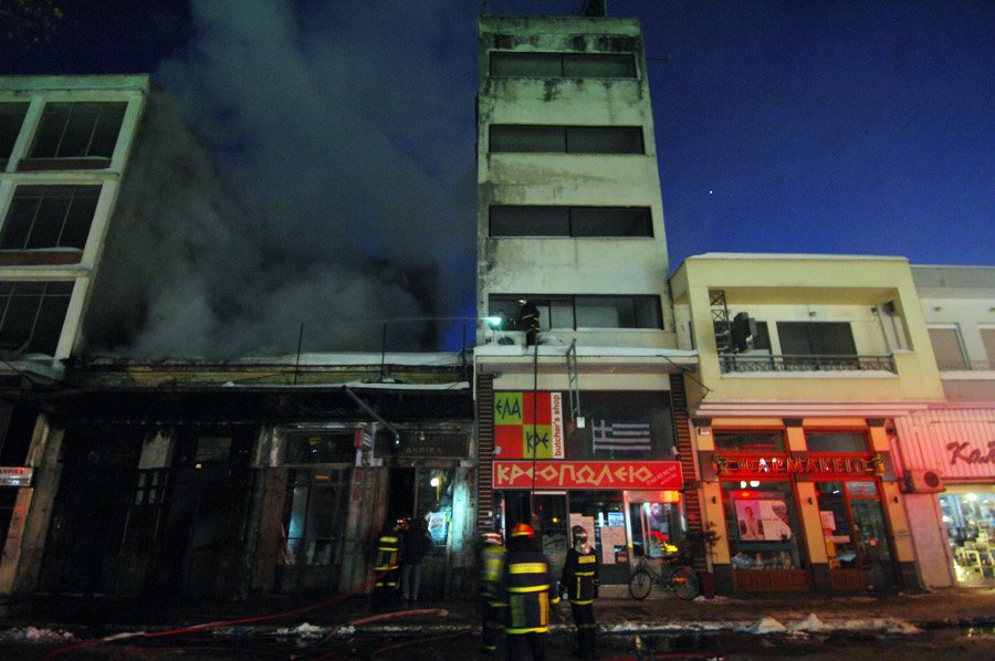 Φωτιά σε κατάστημα στο κέντρο των Τρικάλων [εικόνες & βίντεο] | iefimerida.gr 3