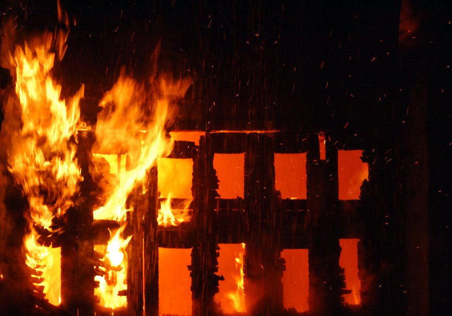 Φωτιά σε κατάστημα στο κέντρο των Τρικάλων [εικόνες & βίντεο] | iefimerida.gr 2