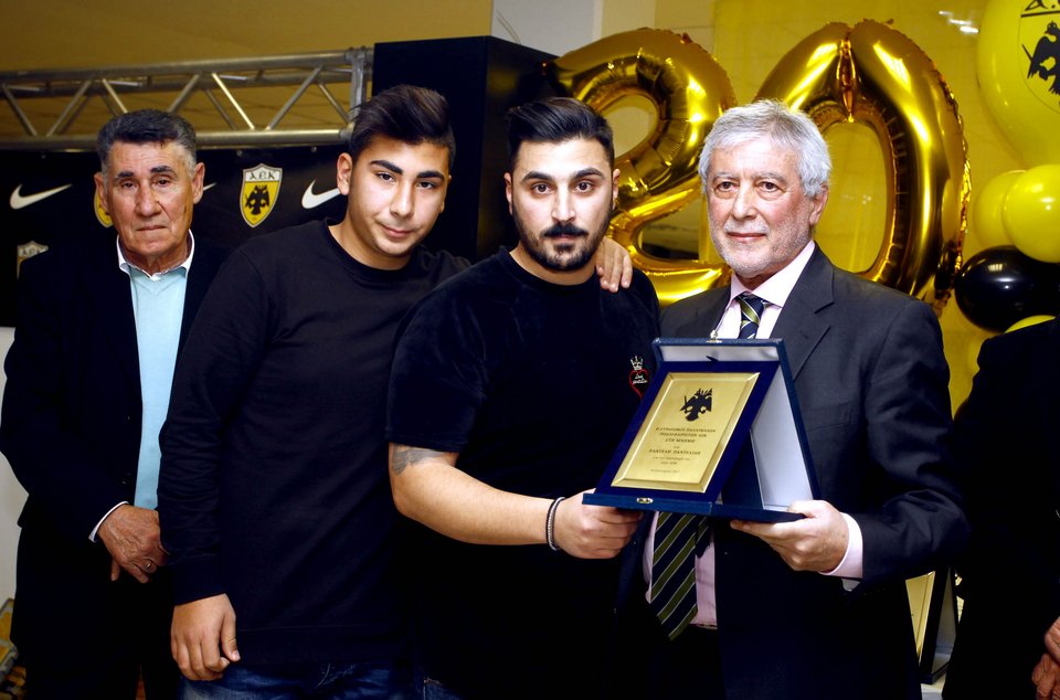 Οι Παλαίμαχοι της ΑΕΚ τίμησαν τον Παντελή Παντελίδη – Η πλακέτα στα δύο αδέρφια του [εικόνα] | iefimerida.gr 0