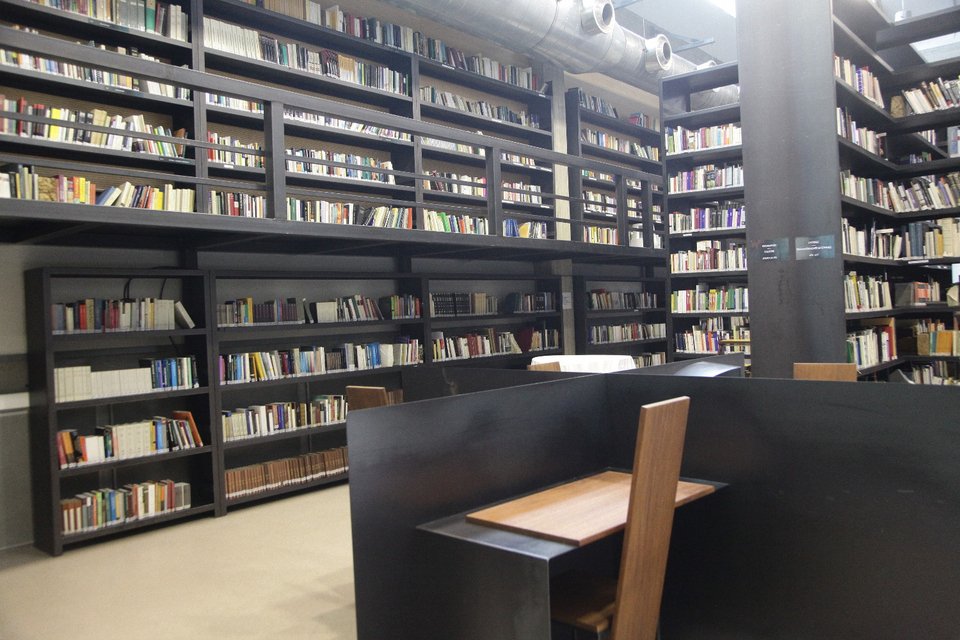 Την υπερσύγχρονη βιβλιοθήκη της Σχολής Καλών Τεχνών εγκαινίασε ο ΠτΔ [εικόνες]  | iefimerida.gr 3