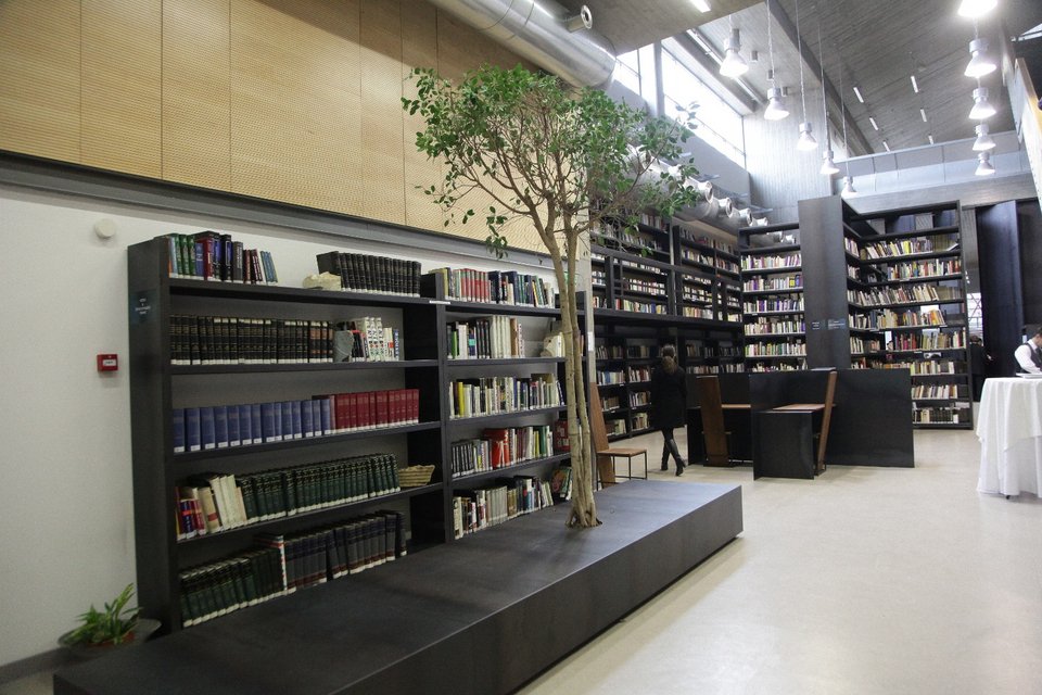 Την υπερσύγχρονη βιβλιοθήκη της Σχολής Καλών Τεχνών εγκαινίασε ο ΠτΔ [εικόνες]  | iefimerida.gr 2