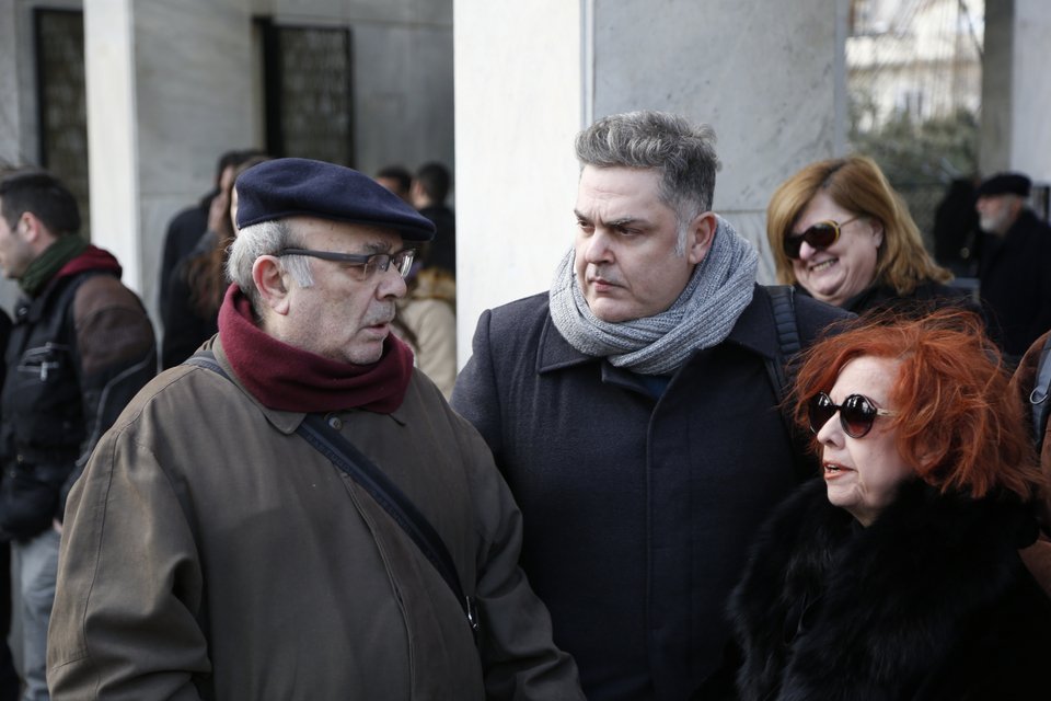 Σύσσωμος ο καλλιτεχνικός κόσμος αποχαιρέτησε τον Σπύρο Ευαγγελάτο [εικόνες] | iefimerida.gr 3