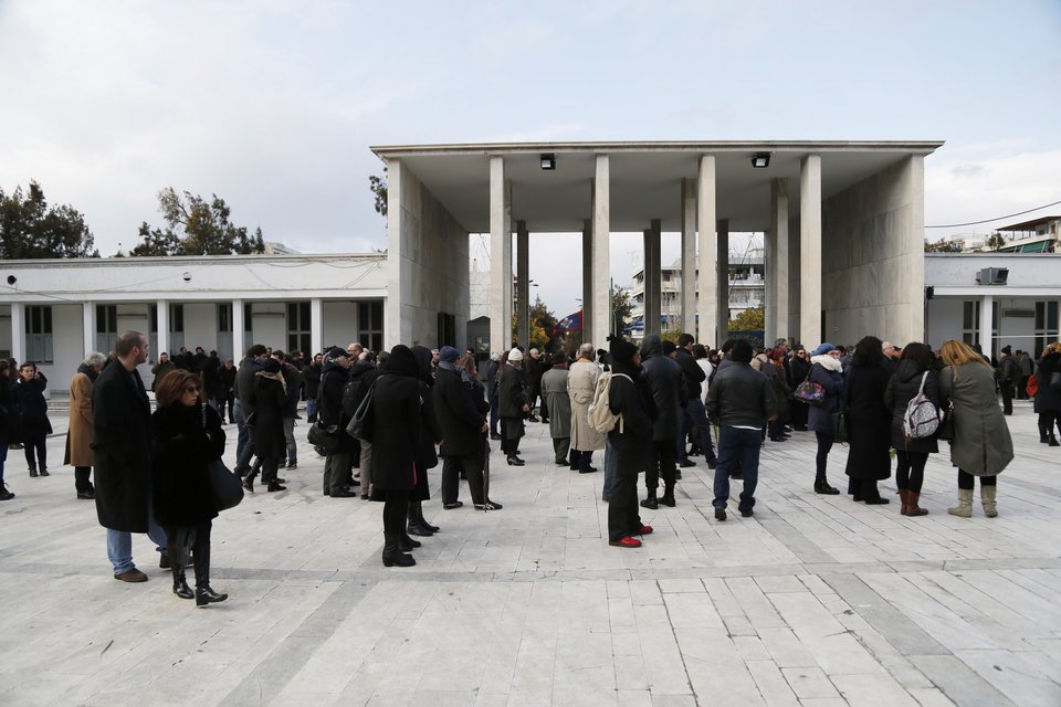 Σύσσωμος ο καλλιτεχνικός κόσμος αποχαιρέτησε τον Σπύρο Ευαγγελάτο [εικόνες] | iefimerida.gr 0
