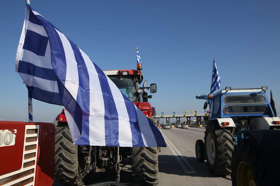 Τα μπλόκα των αγροτών στη χώρα-Κλεφτοπόλεμος με τα ΜΑΤ στον Προμαχώνα | iefimerida.gr 1
