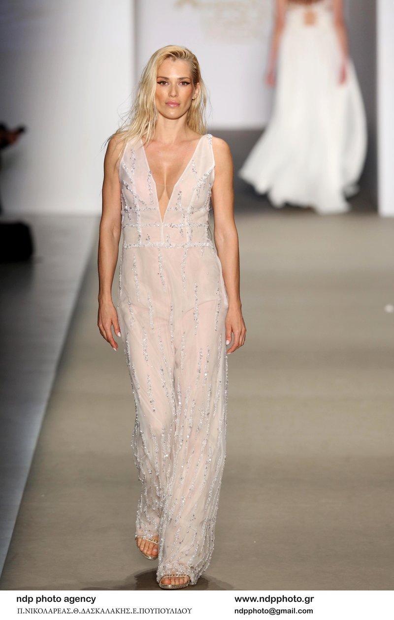 Η Βικτώρια Καρύδα ξανά στην πασαρέλα, 5 μήνες μετά τον θάνατο του συζύγου της [εικόνες] | iefimerida.gr 3