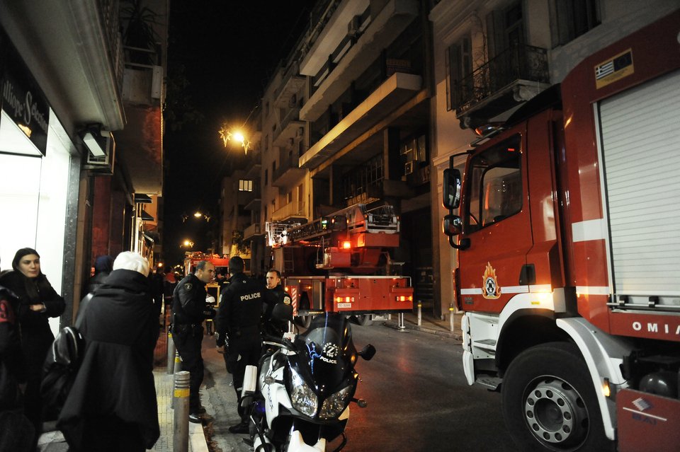 Επίθεση με γκαζάκια σε γραφεία στη Σόλωνος - Απεγκλωβίστηκαν 4 άτομα [εικόνες] | iefimerida.gr 1