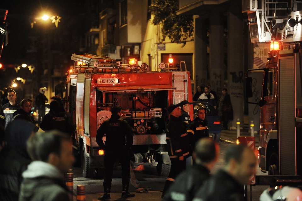 Επίθεση με γκαζάκια σε γραφεία στη Σόλωνος - Απεγκλωβίστηκαν 4 άτομα [εικόνες] | iefimerida.gr 2