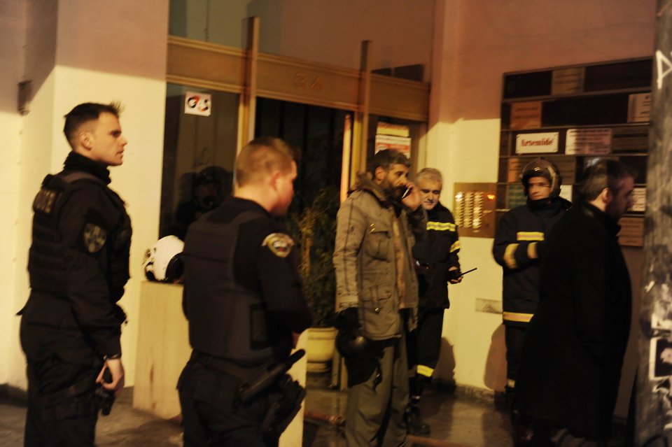 Επίθεση με γκαζάκια σε γραφεία στη Σόλωνος - Απεγκλωβίστηκαν 4 άτομα [εικόνες] | iefimerida.gr 0