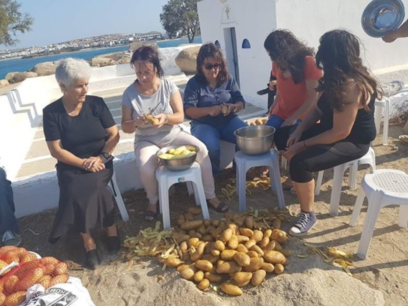 Ολη η Νάξος... καθαρίζει πατάτες -Πάει για ρεκόρ Γκίνες [εικόνες] | iefimerida.gr 0
