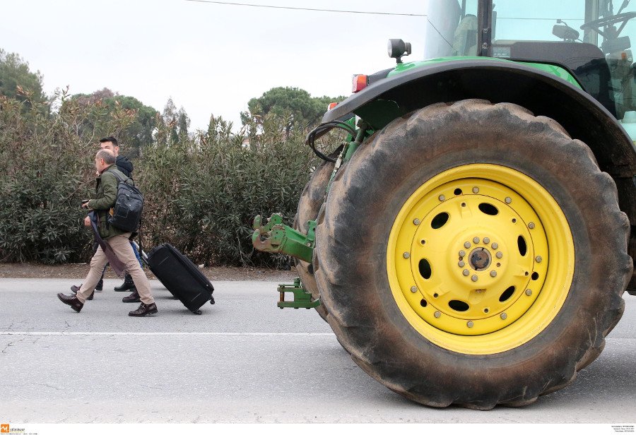 Αεροδρόμιο «Μακεδονία»: Οι αγρότες ήρθαν στα χέρια με τα ΜΑΤ [βίντεο] | iefimerida.gr 2