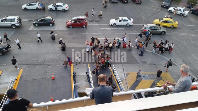 Το αδιαχώρητο στο λιμάνι του Πειραιά -Εκατοντάδες έφυγαν (ξανά) για νησιά [εικόνες & βίντεο] | iefimerida.gr 4