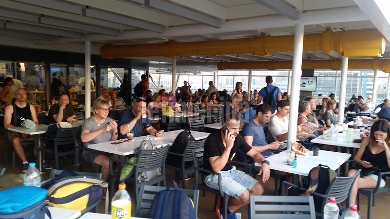 Το αδιαχώρητο στο λιμάνι του Πειραιά -Εκατοντάδες έφυγαν (ξανά) για νησιά [εικόνες & βίντεο] | iefimerida.gr 3