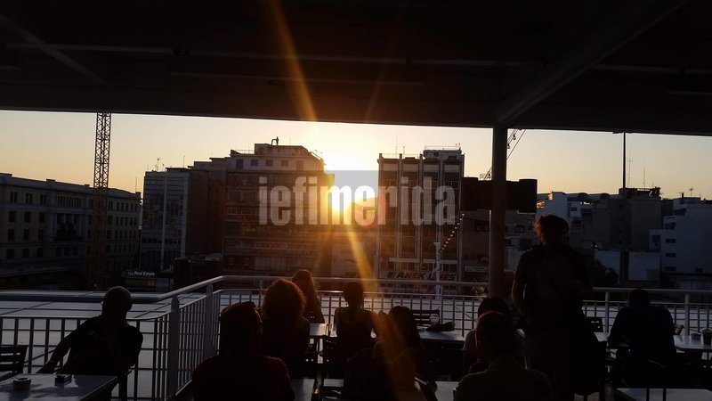 Το αδιαχώρητο στο λιμάνι του Πειραιά -Εκατοντάδες έφυγαν (ξανά) για νησιά [εικόνες & βίντεο] | iefimerida.gr 2