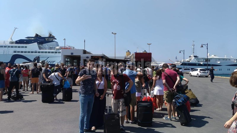 Το αδιαχώρητο στα λιμάνια-Ενόψει της απεργίας της ΠΝΟ [εικόνες & βίντεο] | iefimerida.gr 13