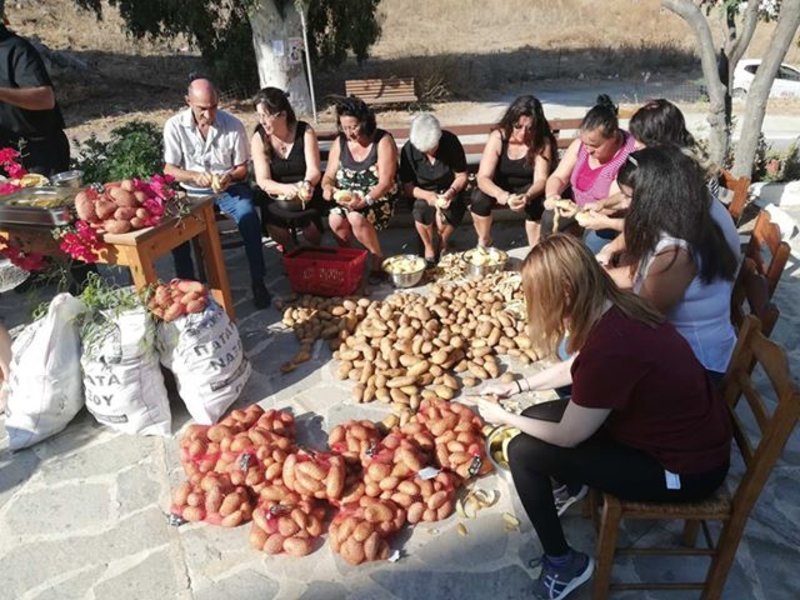 Ολη η Νάξος... καθαρίζει πατάτες -Πάει για ρεκόρ Γκίνες [εικόνες] | iefimerida.gr 3