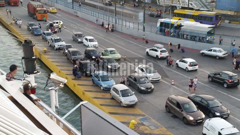 Το αδιαχώρητο στο λιμάνι του Πειραιά -Εκατοντάδες έφυγαν (ξανά) για νησιά [εικόνες & βίντεο] | iefimerida.gr 1
