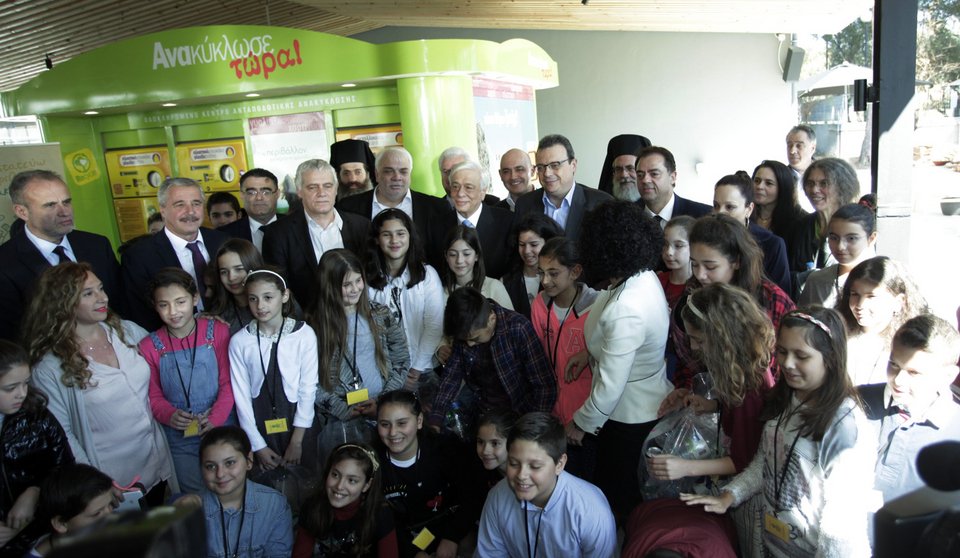 Η θερμή χειραψία του Σάκη Ρουβά με τον Προκόπη Παυλόπουλο [εικόνες]  | iefimerida.gr 5