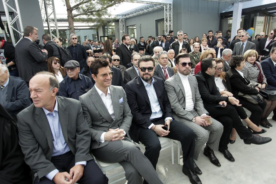 Η θερμή χειραψία του Σάκη Ρουβά με τον Προκόπη Παυλόπουλο [εικόνες]  | iefimerida.gr 1