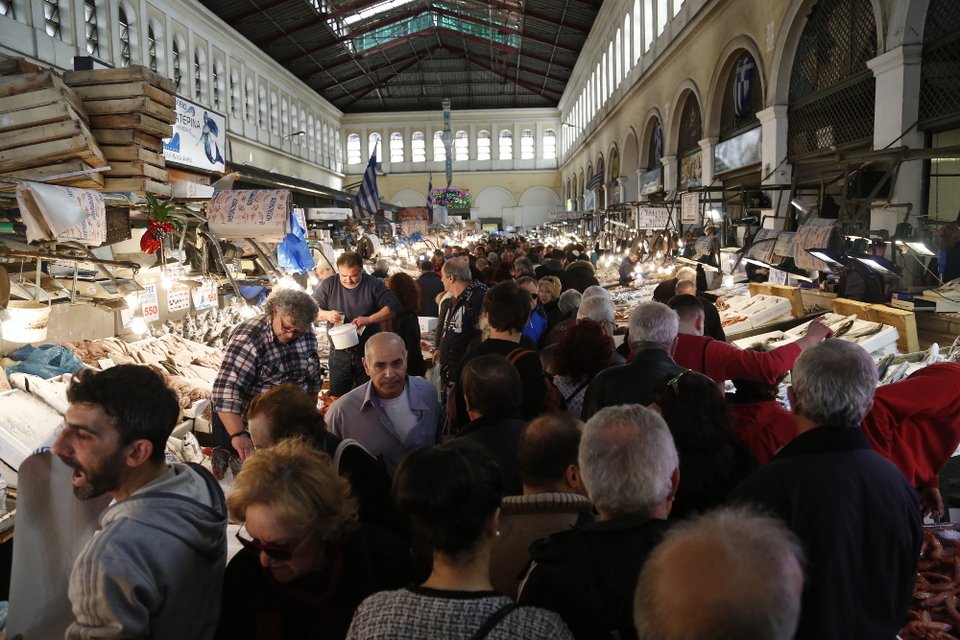 Κορυφώνεται η κίνηση στη Βαρβάκειο -Ανοιχτά και Μ. Σάββατο | iefimerida.gr 0