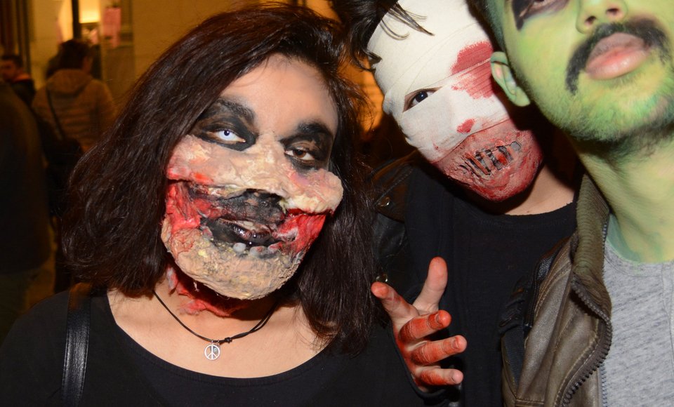 Το Σύνταγμα γέμισε ζόμπι από ταινίες τρόμου του '80 [εικόνες]  | iefimerida.gr 4