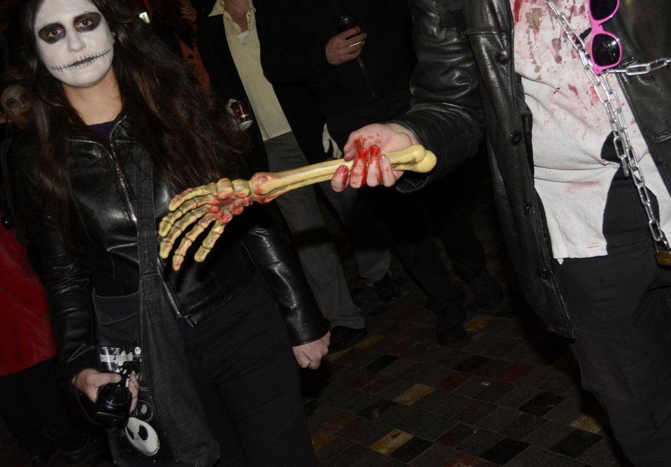 Το Σύνταγμα γέμισε ζόμπι από ταινίες τρόμου του '80 [εικόνες]  | iefimerida.gr 2