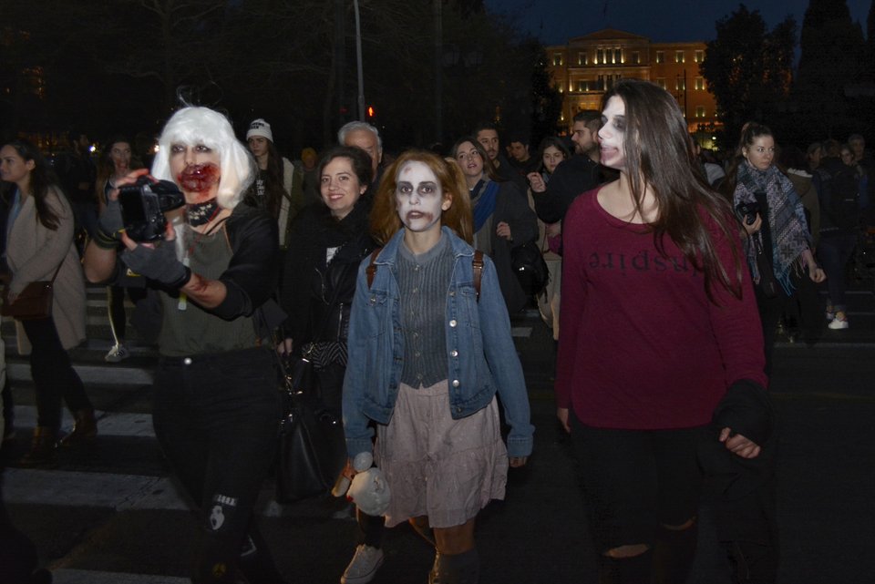 Το Σύνταγμα γέμισε ζόμπι από ταινίες τρόμου του '80 [εικόνες]  | iefimerida.gr 1