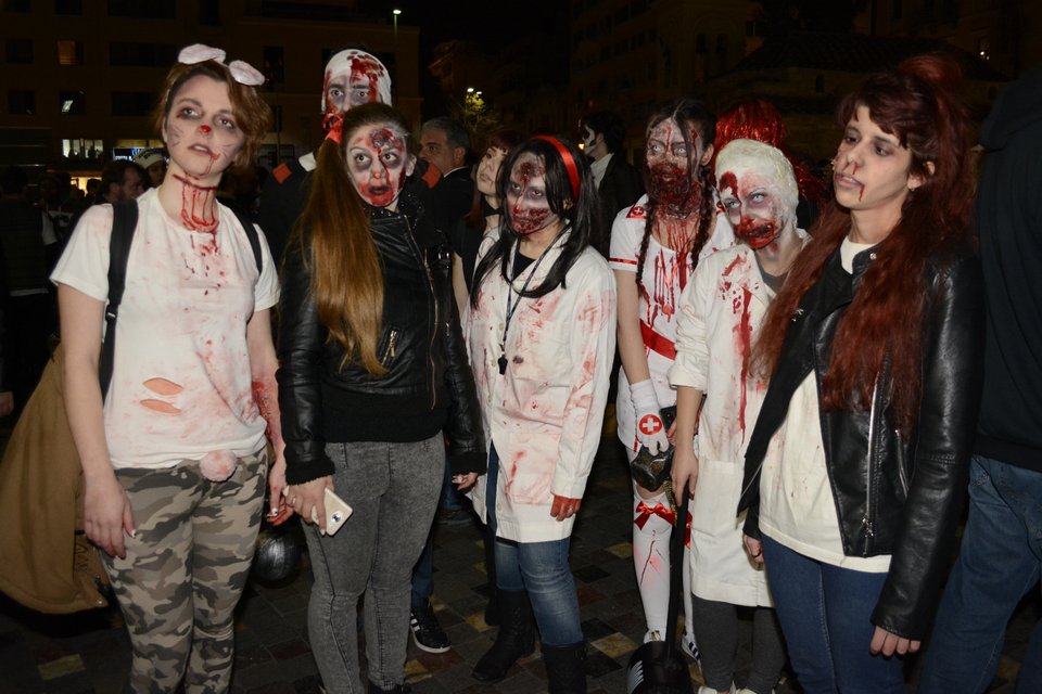 Το Σύνταγμα γέμισε ζόμπι από ταινίες τρόμου του '80 [εικόνες]  | iefimerida.gr 0